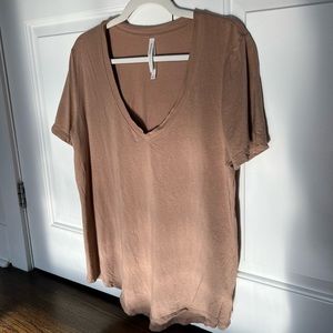 The Group by Babaton Foundation V-Neck T-Shirt in Clay Mask Large